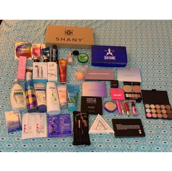 The Ultimate Makeup Addict Bundle - Picture 2 of 8